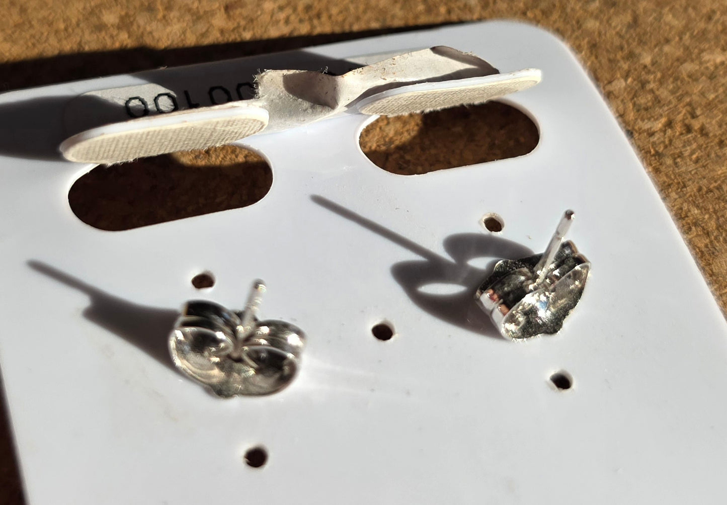 Medicininis metalas netepa, nejuoduoja, nealergizuoja, patvarus.