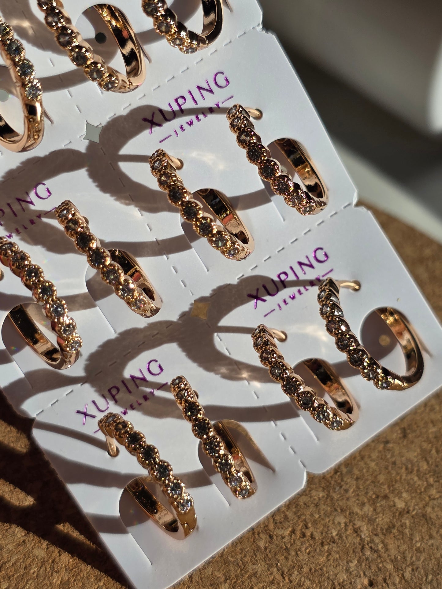 Medicininis metalas netepa, nejuoduoja, nealergizuoja, patvarus.