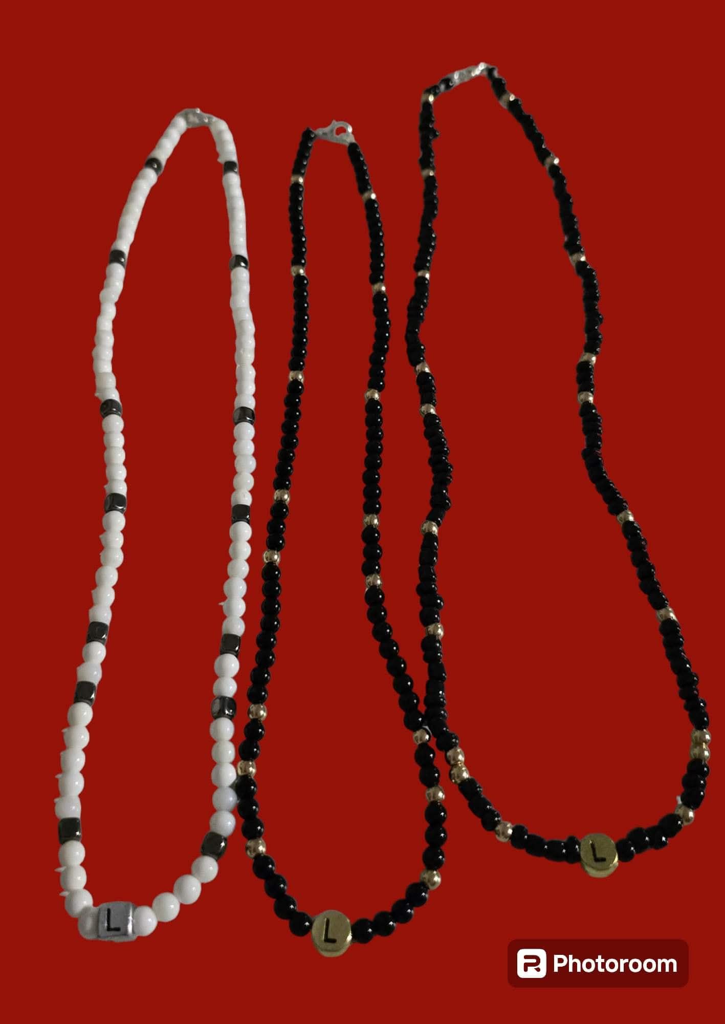 Verinys ant kaklo su jūsų norima raide arba dekoracija per vidurį.