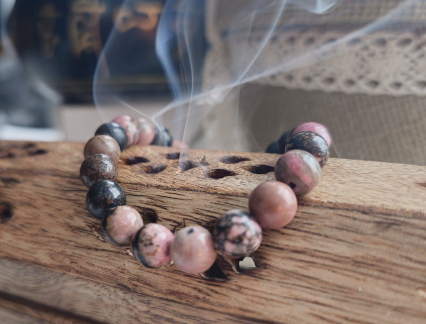 Rodonitas Meilė ir širdies čakra: akmuo padeda išvalyti ir suaktyvinti širdies čakrą, skatina meilę ir jos materialų realizavimą.