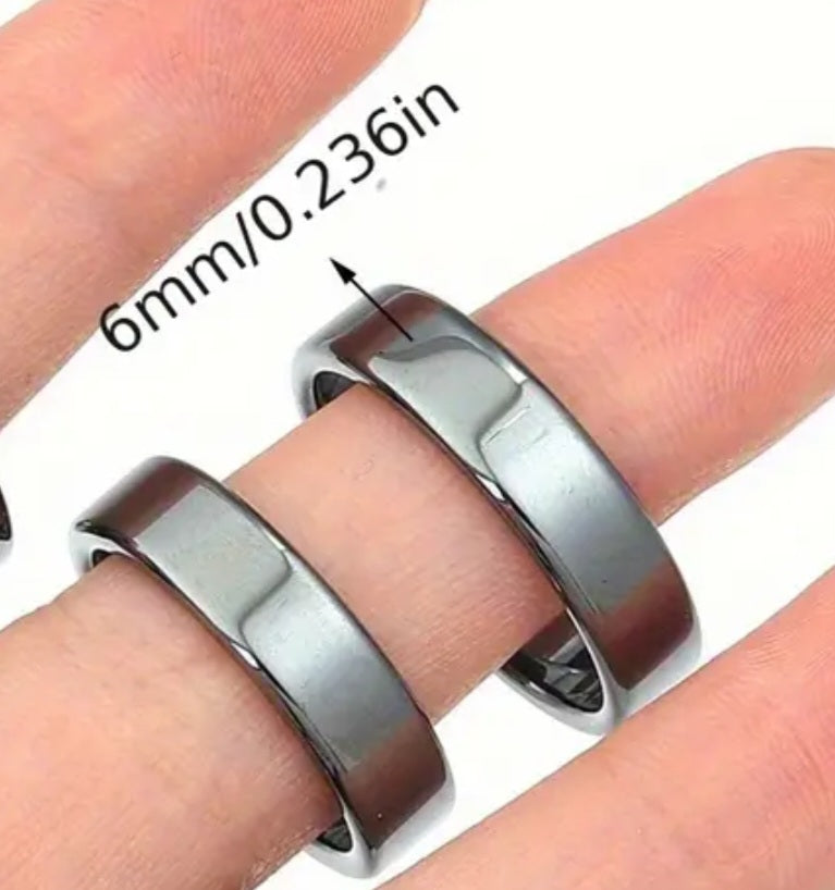 19mm Hematito žiedas turi stiprią energetinę reikšmę ir savybes. Hematitas stiprina ryšį su žeme, saugo nuo neigiamų energijų, suteikia drąsos, stiprybės bei ištvermės.