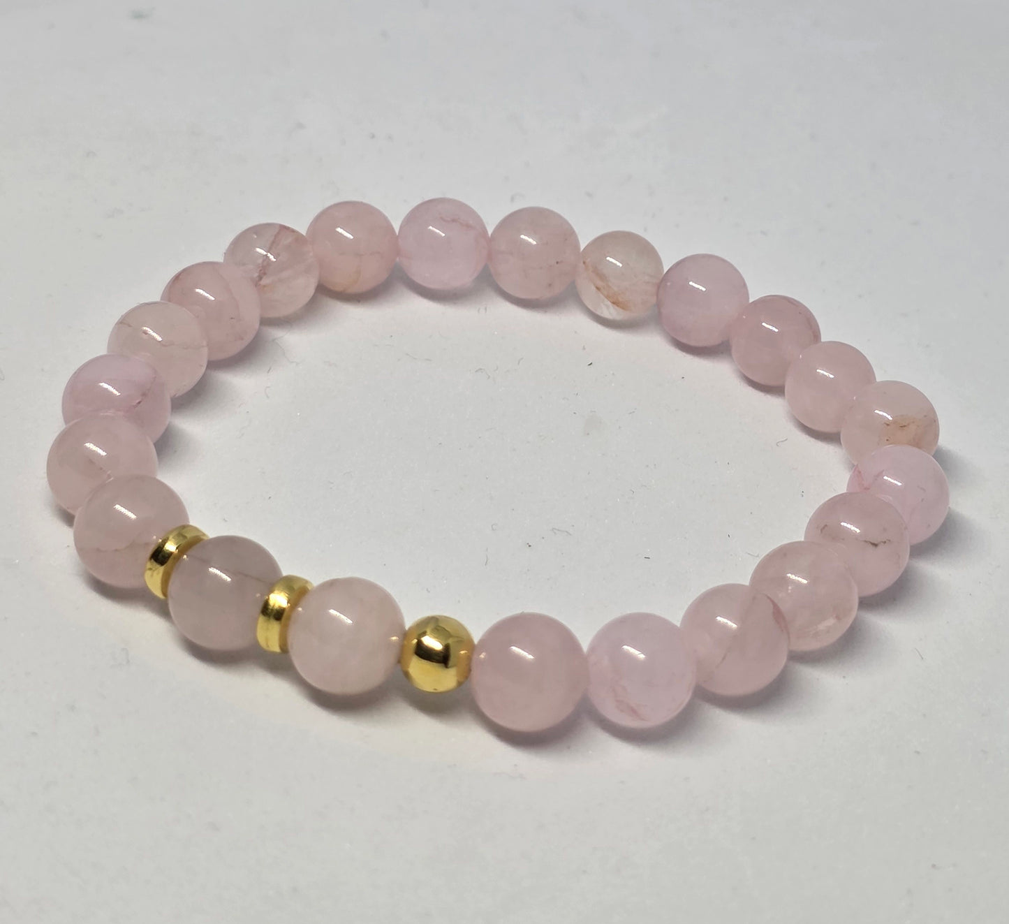 Rožinis kvarcas yra natūralus mineralas, kurio rausva spalva simbolizuoja meilę, harmoniją ir užuojautą. Papuošaluose jis dažnai naudojamas siekiant perteikti švelnumą ir romantiškumą, taip pat tikima, kad rožinis kvarcas turi raminančių, gydomųjų savybių