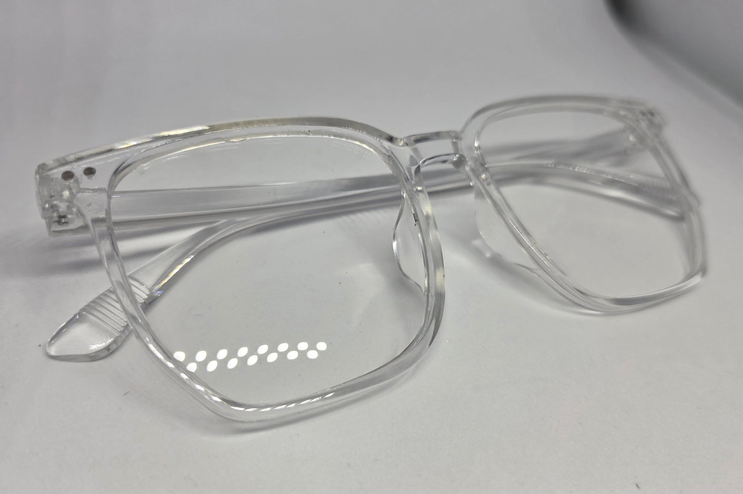 Akiniai be dioptrijų, skirti kasdieniam nešiojimui ir TV žiūrėjimui, turi specialią apsaugą nuo mėlynos šviesos, kurią skleidžia ekranai. Tokie akiniai su Blue Control danga neutralizuoja mėlyną šviesą