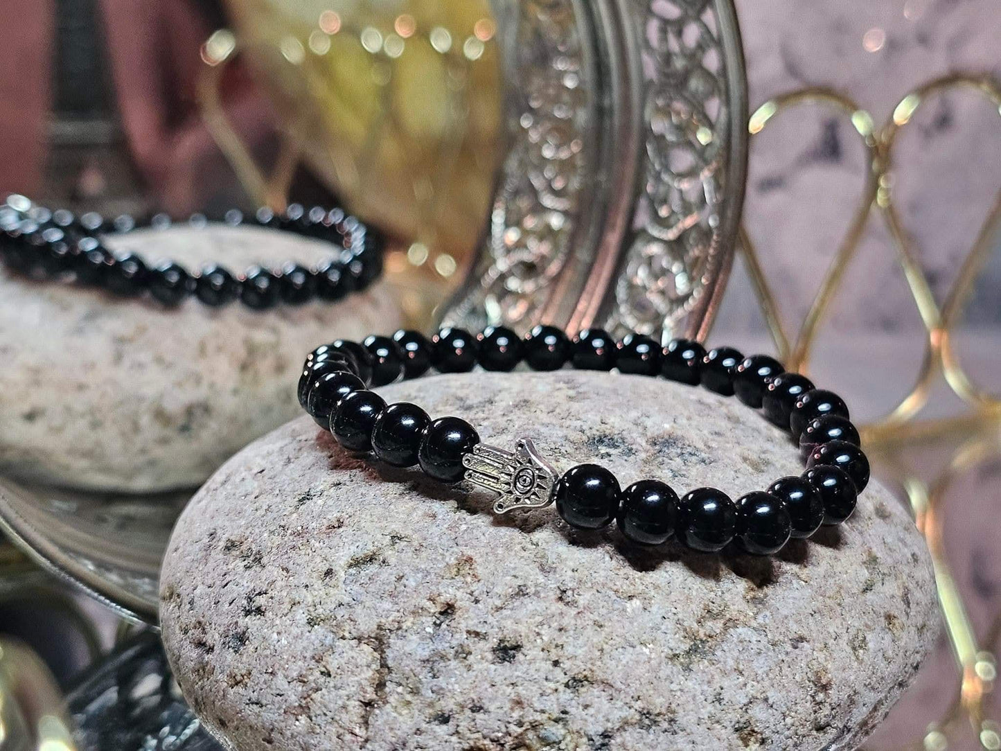 Turmalinas, ypač juodasis (šerlas), yra puikus įžeminantis akmuo, kuris saugo nuo neigiamos energijos, valo aurą ir harmonizuoja fizinį kūną bei energetinę sistemą. 8mm/