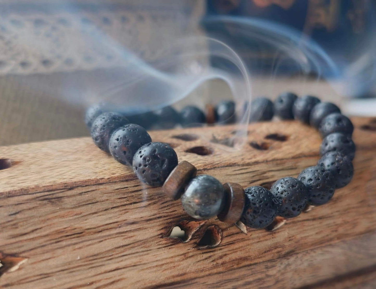 Lavos akmuo vadinamas stipriu energetiniu akmeniu, kuris turi įžeminimo, ramybės ir stiprybės savybių. Jis harmonizuoja pagrindinę čakrą (Muladhara), kuri yra susijusi su ryšiu su Žeme. Per vidurį labradorito akmuo iš šonų medinės detalės 8mm