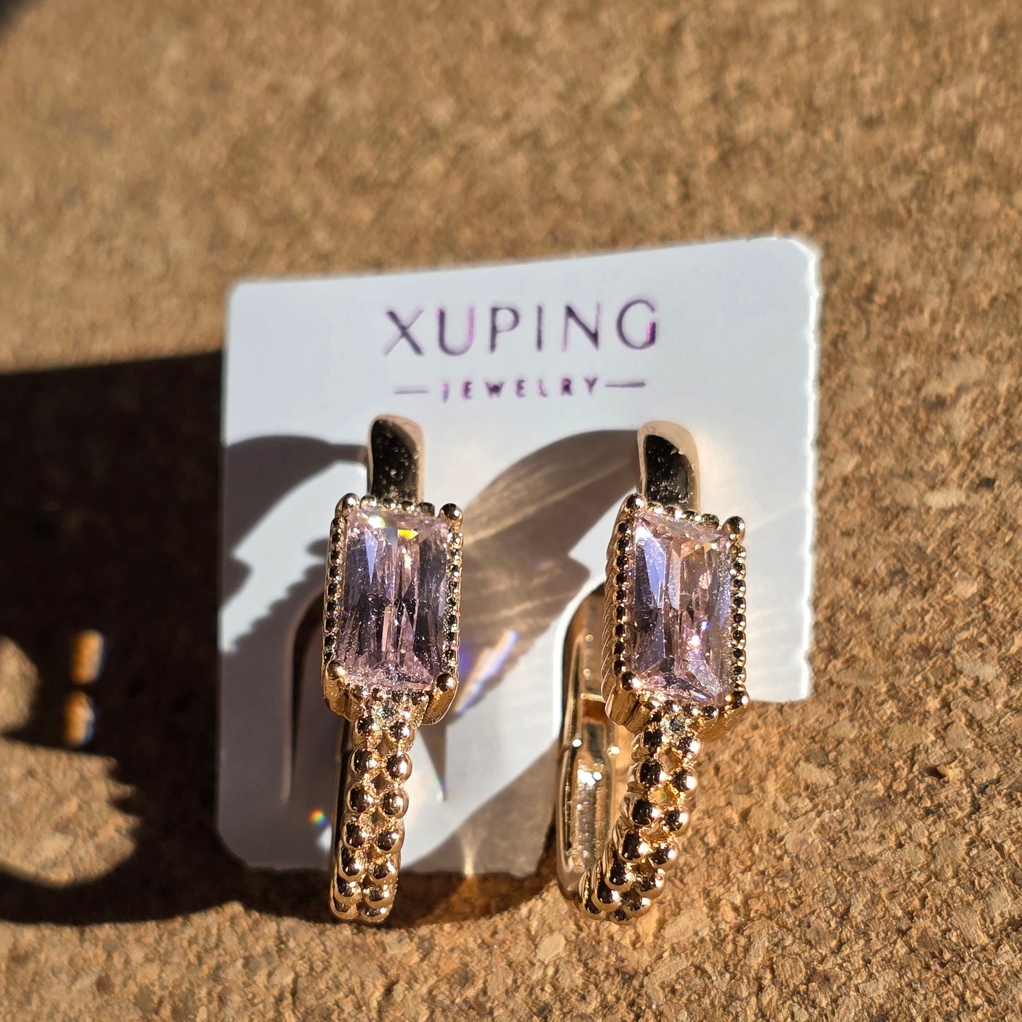 Medicininis metalas netepa, nejuoduoja, nealergizuoja, patvarus.