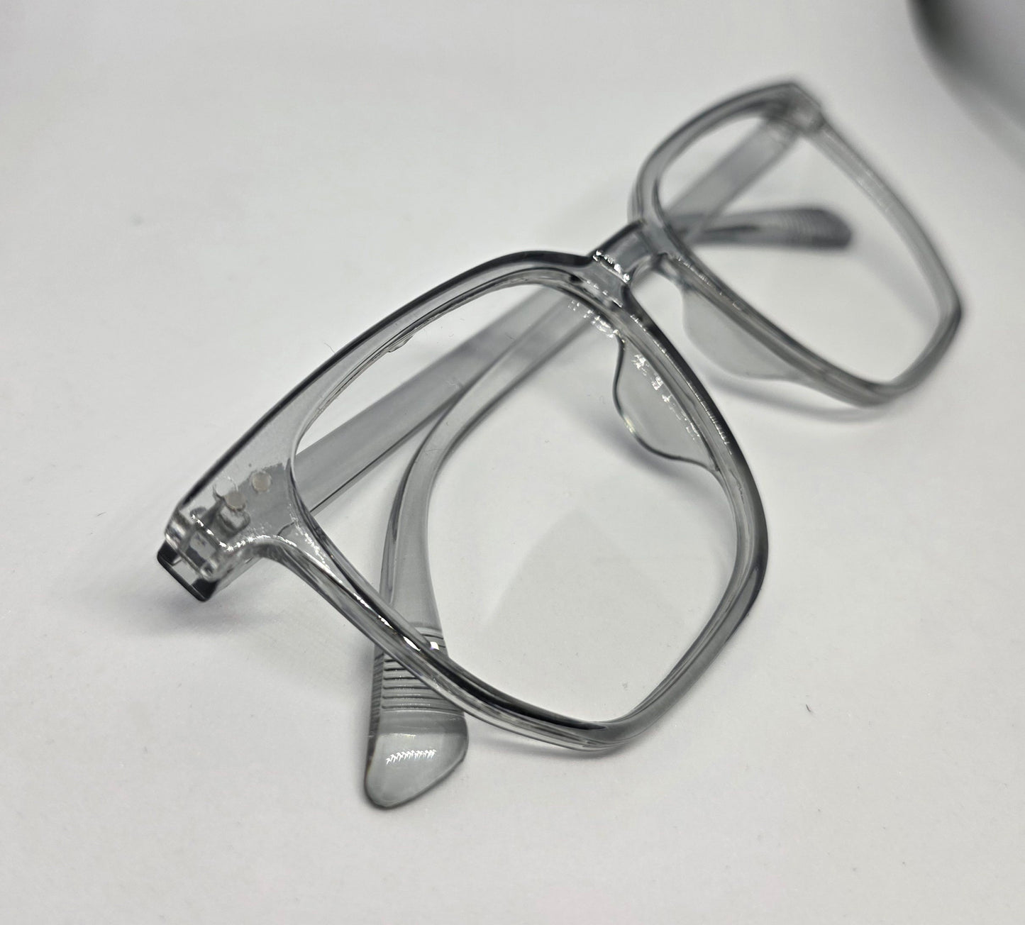 Akiniai be dioptrijų, skirti kasdieniam nešiojimui ir TV žiūrėjimui, turi specialią apsaugą nuo mėlynos šviesos, kurią skleidžia ekranai. Tokie akiniai su Blue Control danga neutralizuoja mėlyną šviesą