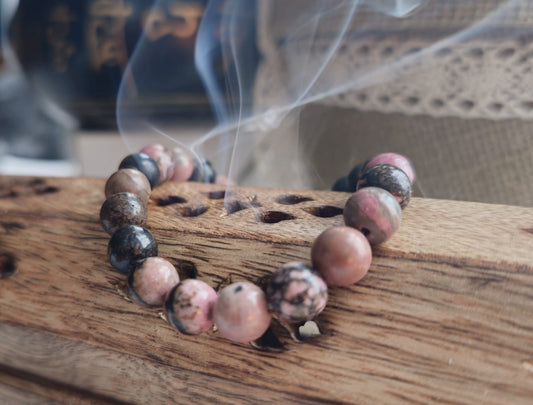 Rodonitas                                Meilė ir širdies čakra: akmuo padeda išvalyti ir suaktyvinti širdies čakrą, skatina meilę ir jos materialų realizavimą.