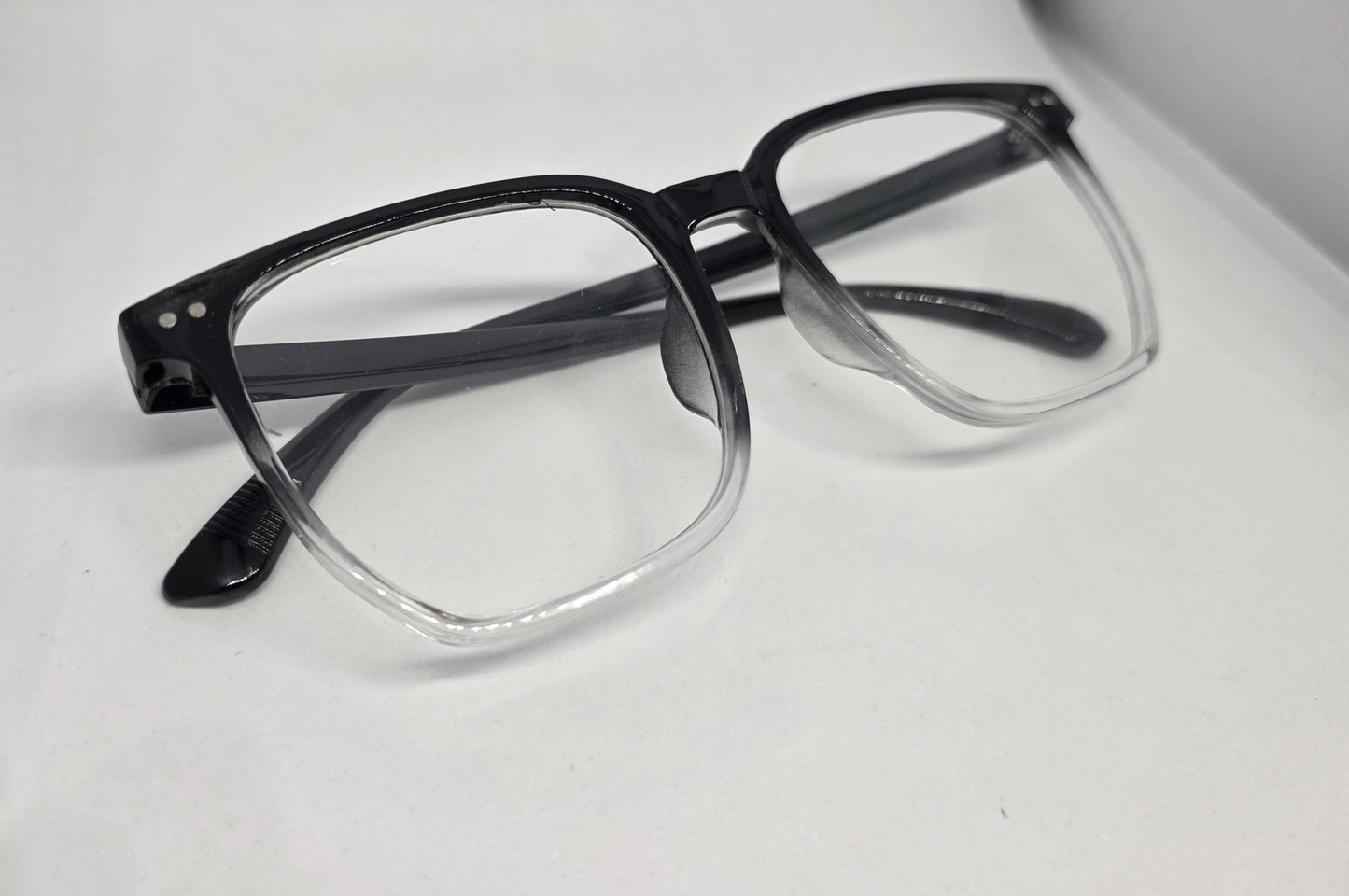 Akiniai be dioptrijų, skirti kasdieniam nešiojimui ir TV žiūrėjimui, turi specialią apsaugą nuo mėlynos šviesos, kurią skleidžia ekranai. Tokie akiniai su Blue Control danga neutralizuoja mėlyną šviesą