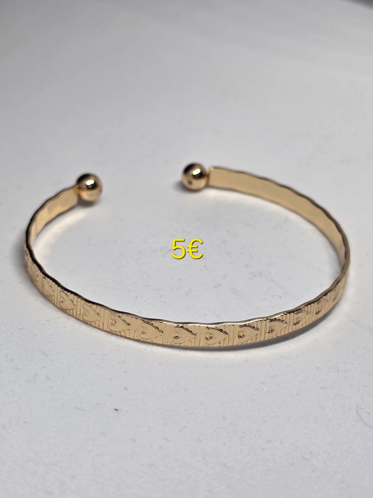 Medicininis metalas netepa, nejuoduoja, nealergizuoja, patvarus.