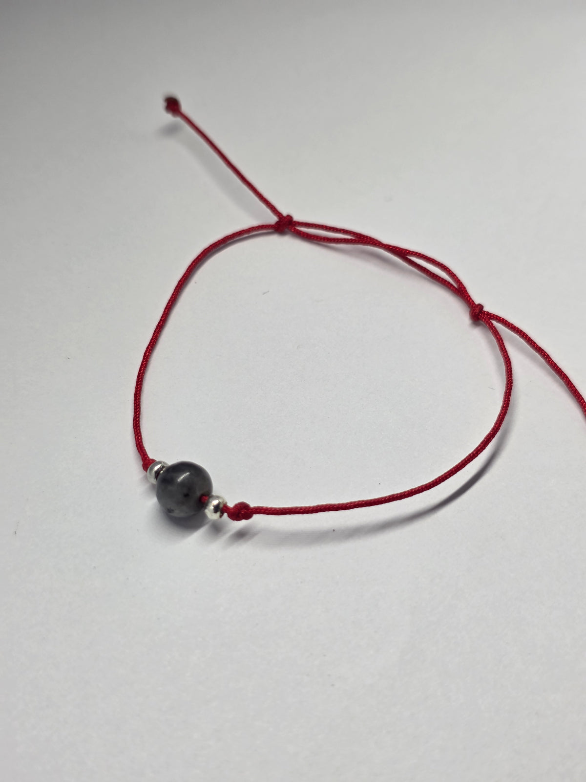 Labradorito apyrankė ant raudono siūlo