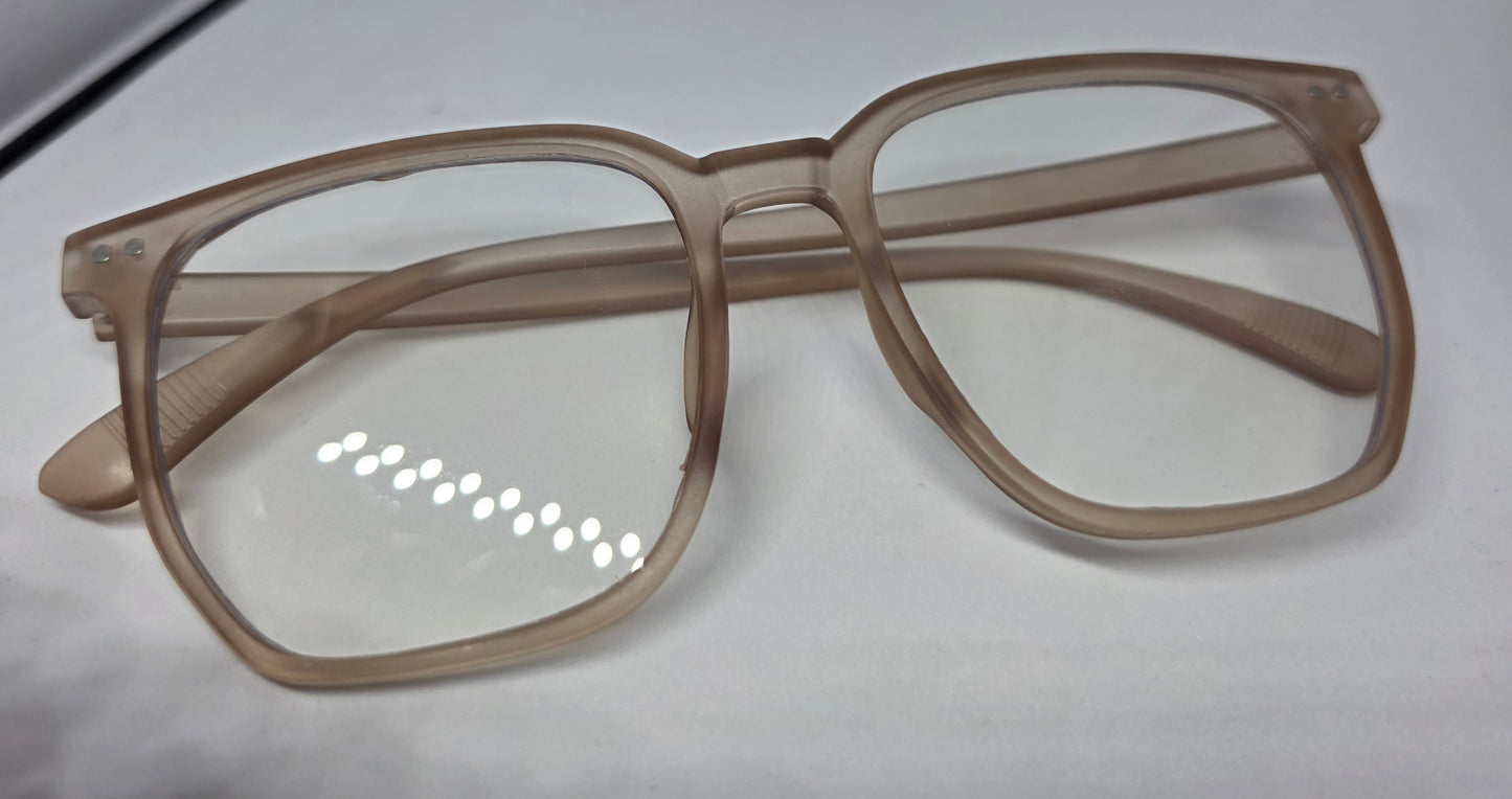 Akiniai be dioptrijų, skirti kasdieniam nešiojimui ir TV žiūrėjimui, turi specialią apsaugą nuo mėlynos šviesos, kurią skleidžia ekranai. Tokie akiniai su Blue Control danga neutralizuoja mėlyną šviesą