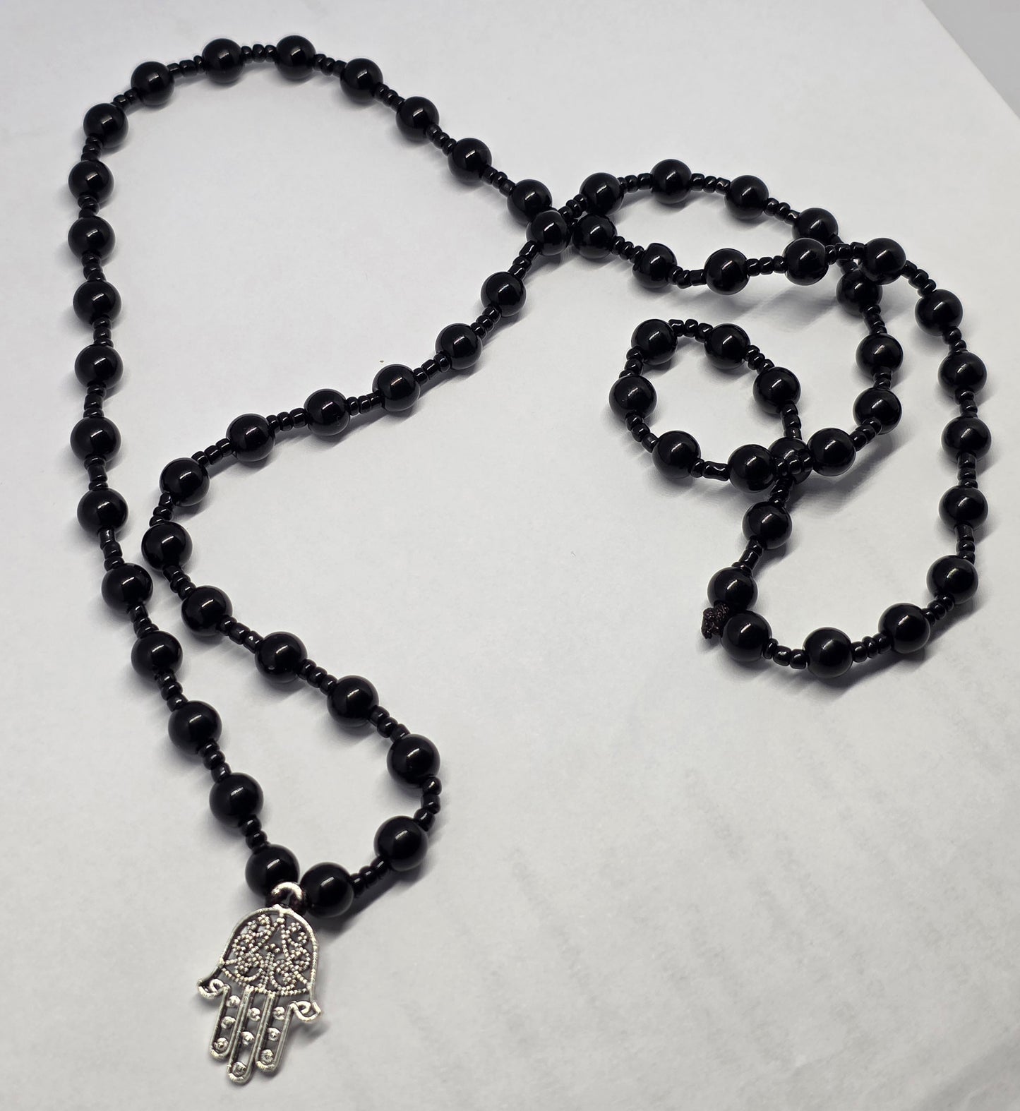 Juodas agatas fatimos ranka