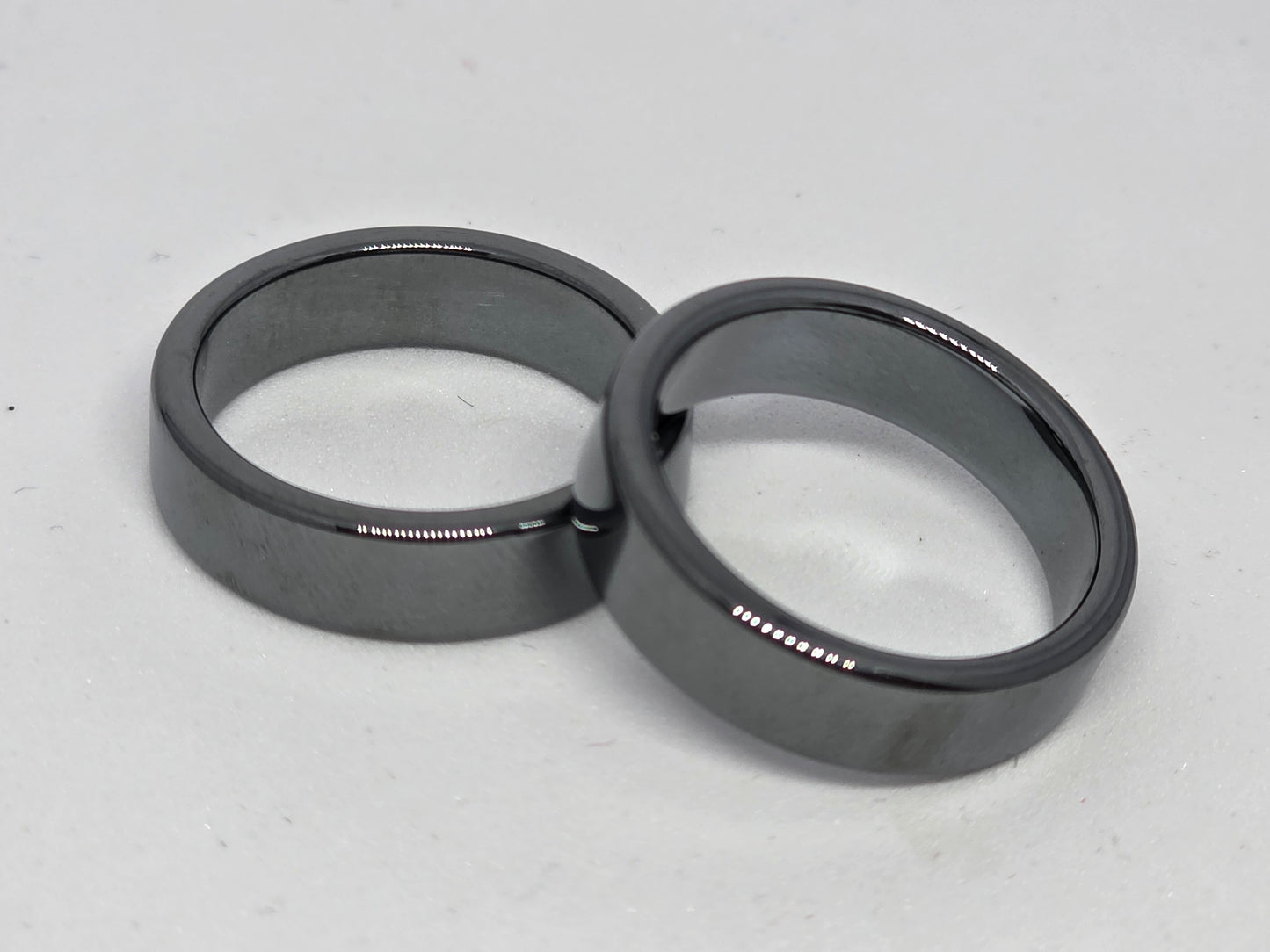 19mm Hematito žiedas turi stiprią energetinę reikšmę ir savybes. Hematitas stiprina ryšį su žeme, saugo nuo neigiamų energijų, suteikia drąsos, stiprybės bei ištvermės.