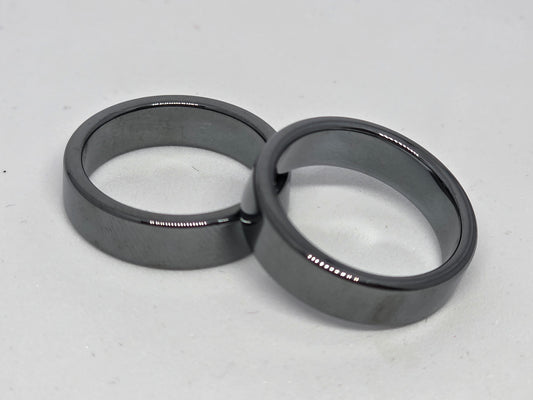 19mm Hematito žiedas turi stiprią energetinę reikšmę ir savybes. Hematitas stiprina ryšį su žeme, saugo nuo neigiamų energijų, suteikia drąsos, stiprybės bei ištvermės.